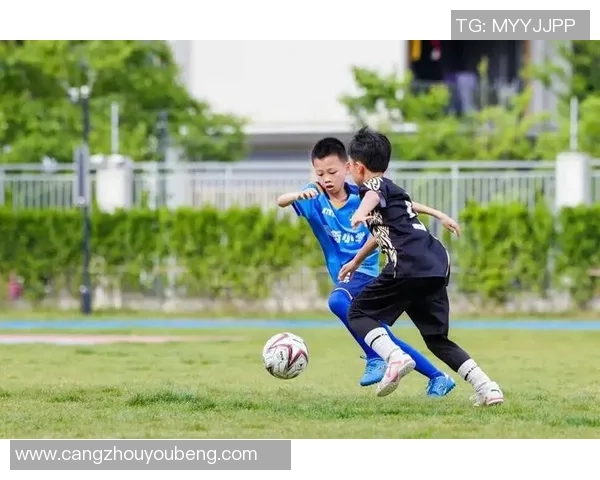 高清合拍展现足球球星绿茵风采瞬间记录球场热血与荣耀 高清合拍展现足球球星绿茵风采瞬间记录球场热血与荣耀